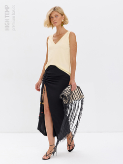 Базовый трикотажный топ с V-вырезом под пиджак