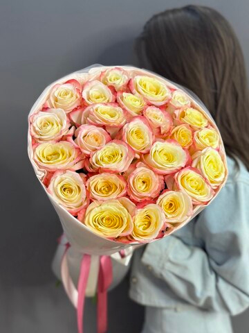 Букет из 25 роз сорта "Кабарет"