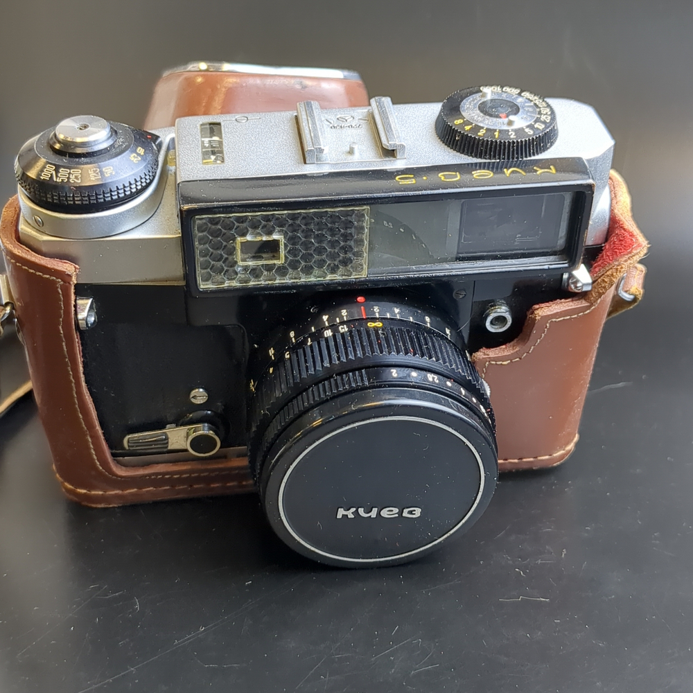 №8 Фотоаппарат "Киев 4" с объективом "Юпитер 8-М" в оригинальном футляре, металл, Киевский завод "Арсенал", СССР, 1957-1979 гг.