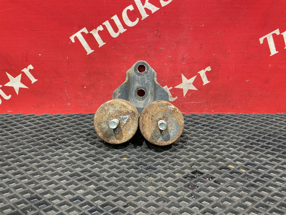 Кронштейн радиатора левый