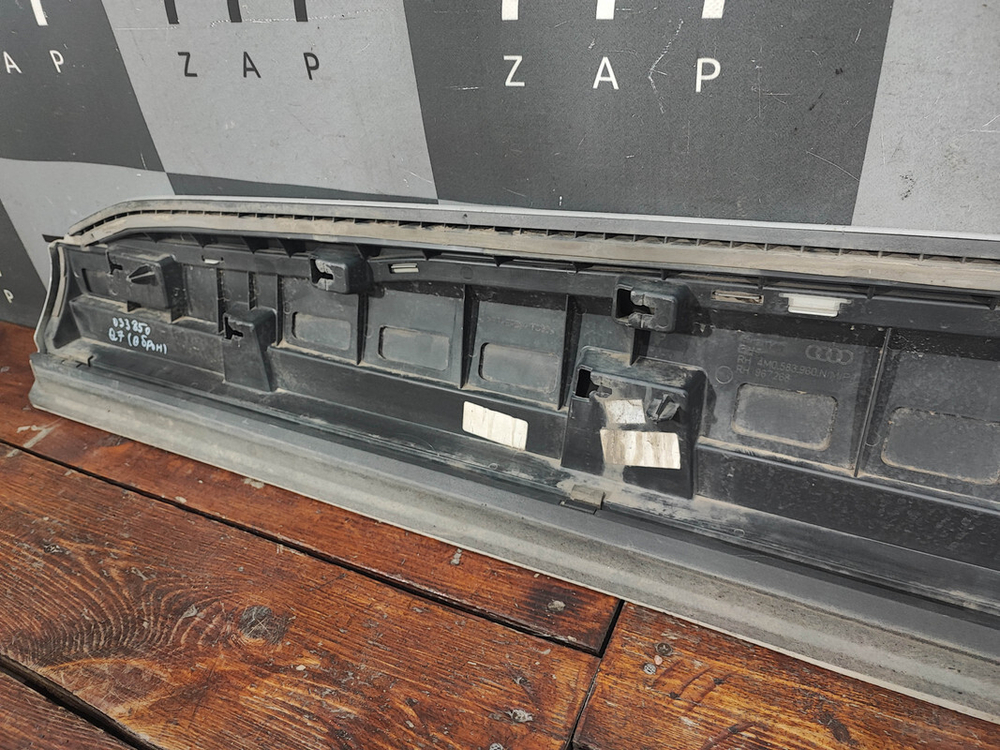 Накладка двери передней правой Audi Q7 (4M) 19-нв Б/У Оригинал 4M0583960N