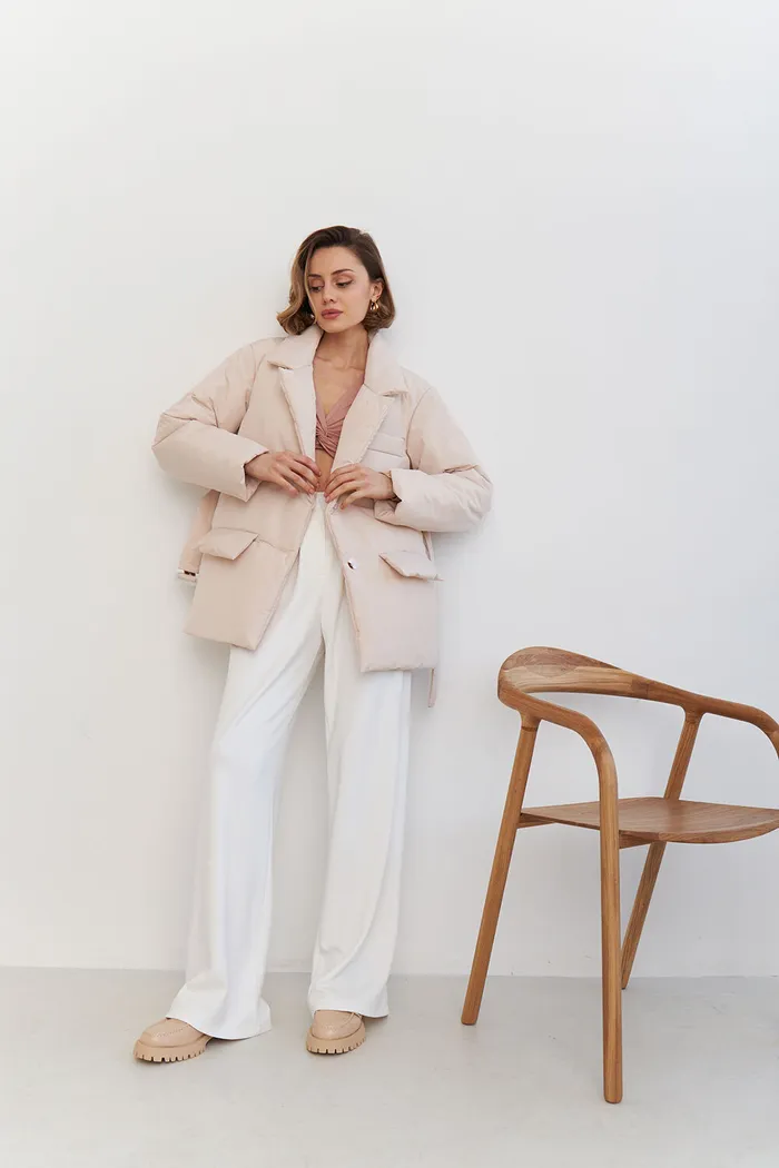 Куртка-пиджак на поясе цвета экрю