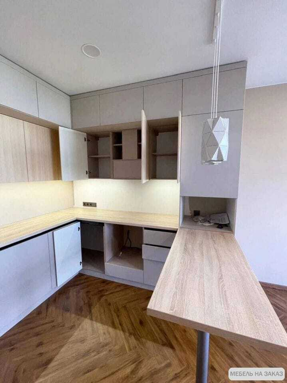 Светлая кухня В потолок