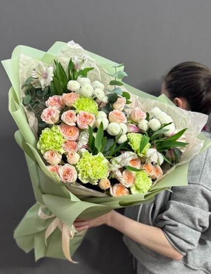 Авторский букет в персиково-зеленой гамме