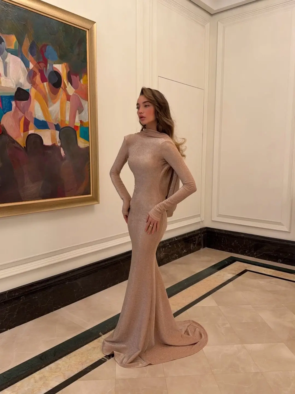 Платье с открытой спиной и шлейфом, Бежевый