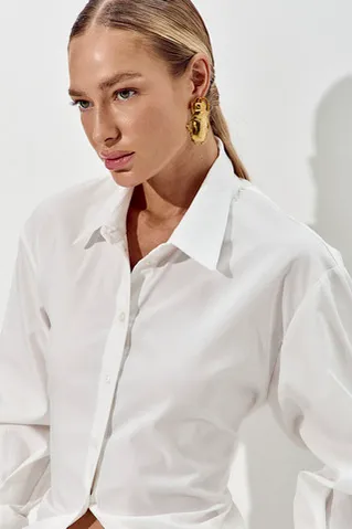 Приталенная рубашка из хлопка кремового цвета