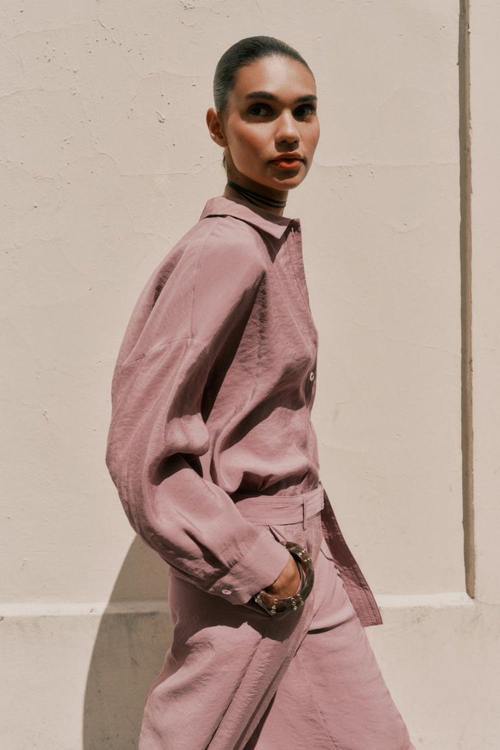 ZARA МЯГКАЯ СТРУЯЩАЯСЯ РУБАШКА, МАРСАЛА