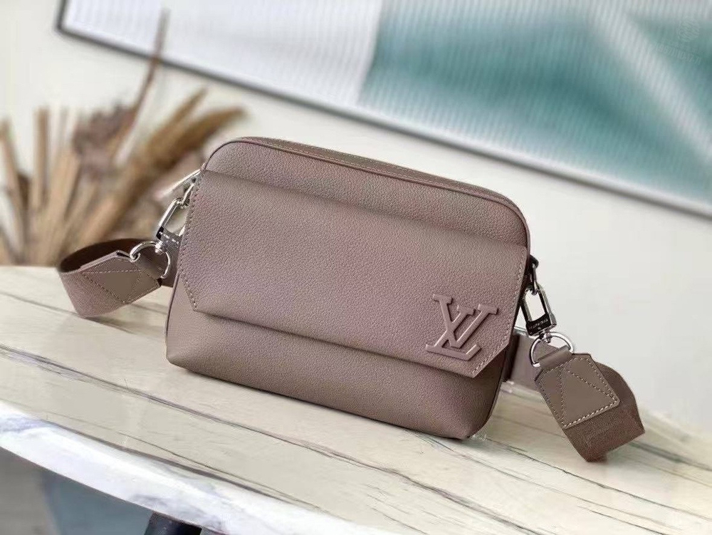 Сумка через плечо/мессенджер Louis Vuitton Fastline