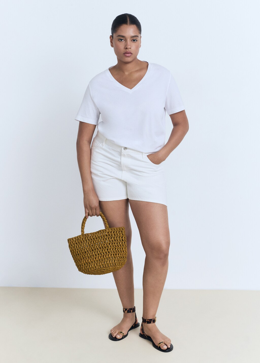 Хлопковая футболка с V-образной горловиной