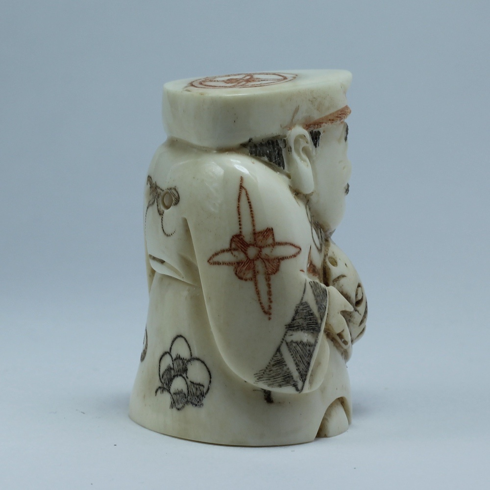 Нэцкэ Эбису со свещенной рыбой Тай