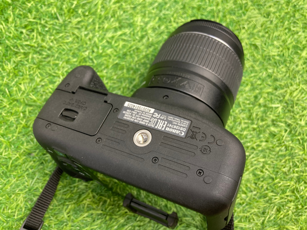 Canon 2000D Kit 18-55mm 3.5-5.6 III 850 кадров