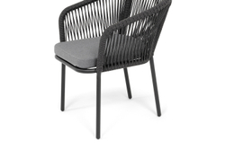 "Марсель" стул плетеный из роупа, каркас алюминий черный муар, роуп темно-серый круглый, ткань темно-серая 027