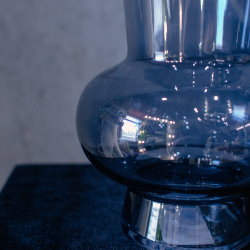 12. Тёмно-синяя стеклянная ваза оригинальной формы