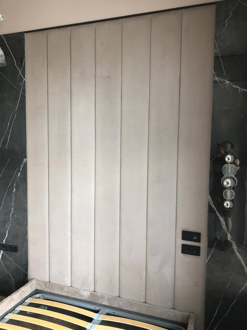 Кровать с мягкой обшивкой и вертикальными панелями на стену