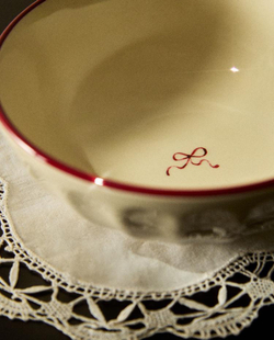 ZARA HOME НОВОГОДНЯЯ КЕРАМИЧЕСКАЯ ТАРЕЛКА, БЕЛЫЙ/КРАСНЫЙ