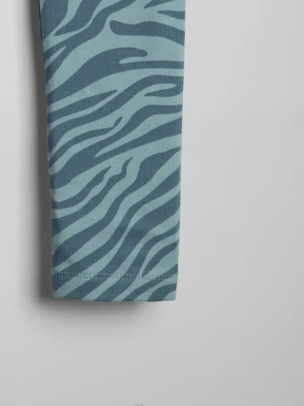 Зеленый костюм для девочки на осень