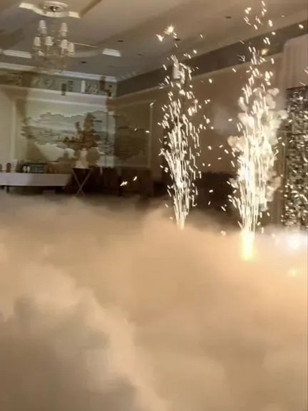 Пиро-фонтаны на первый танец.