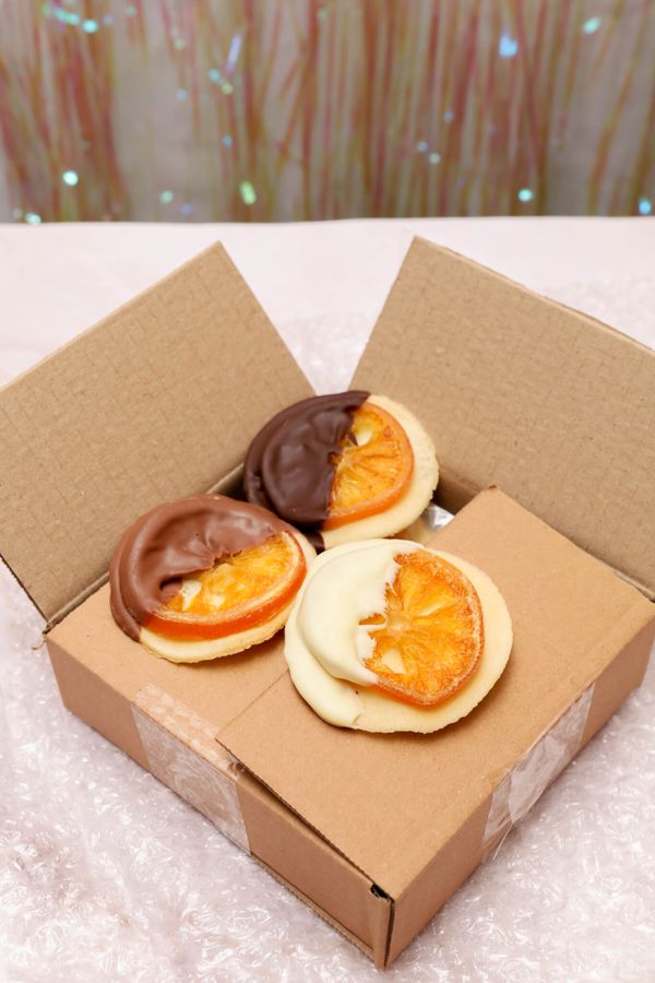 Апельсин в шоколаде на хрустящем печенье