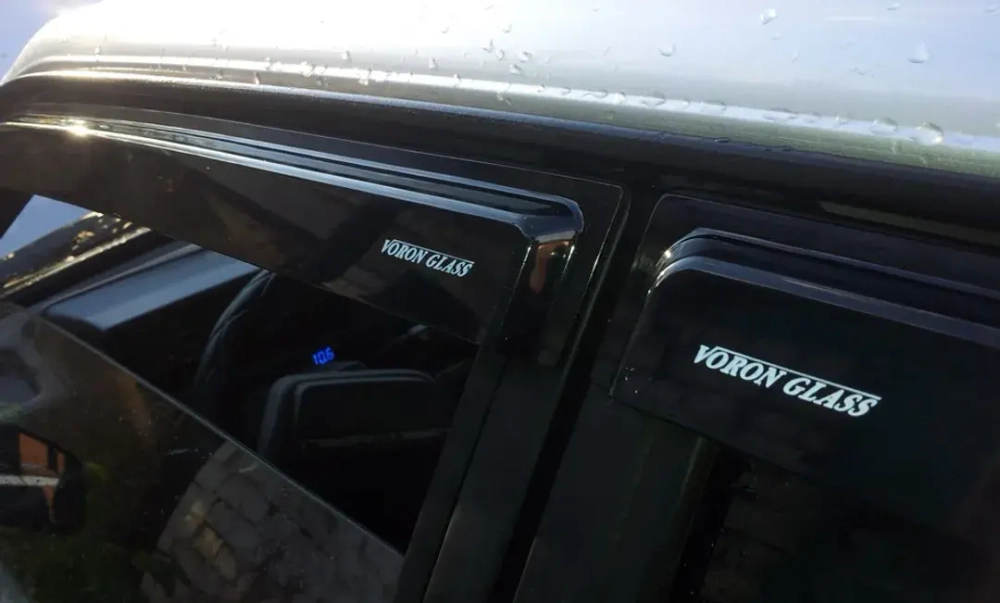Ветровик (000298) NISSAN JUKE 2010-н.в. /накладные/ скотч /к-т 4 шт./ Прочий VORON GLASS (Samurai)