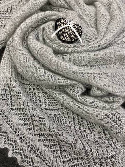 Оренбургский пуховый платок с шелком П1-120-03 серый