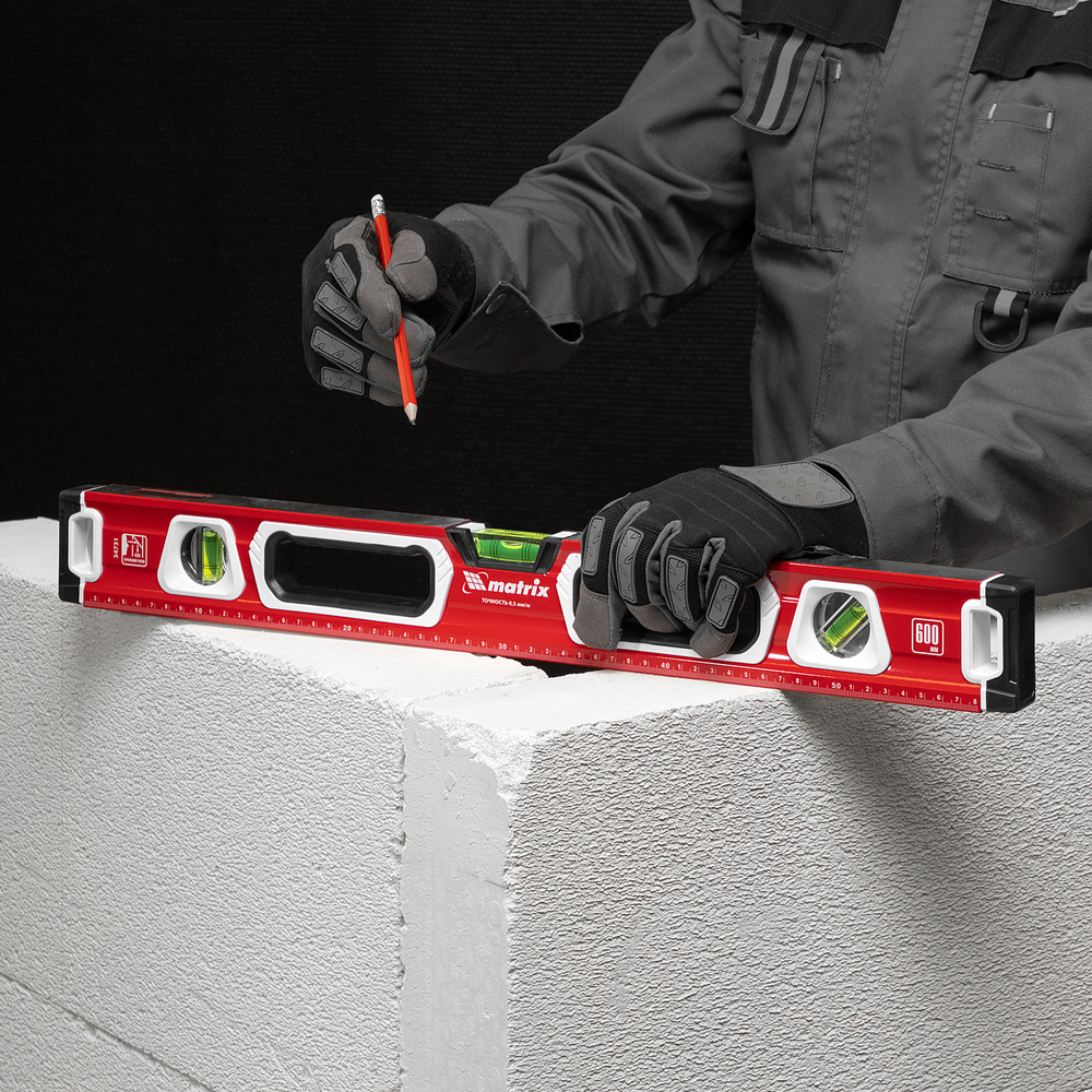 Уровень алюминиевый, магнит, фрезерованный, 3 глазка (1 зеркальный) двухкомпонентные рукоятки, 600 мм Matrix