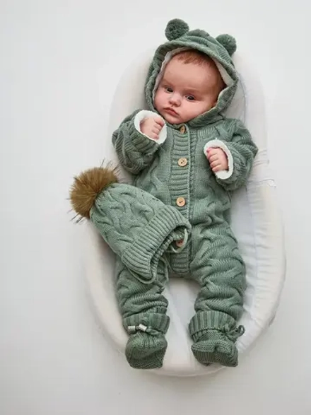 Вязаный комбинезон для новорожденных с мехом