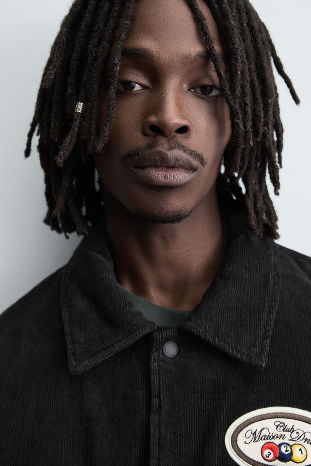 ZARA ВЕЛЬВЕТОВАЯ КУРТКА С ВЫШИТЫМИ НАШИВКАМИ, ЧЕРНЫЙ