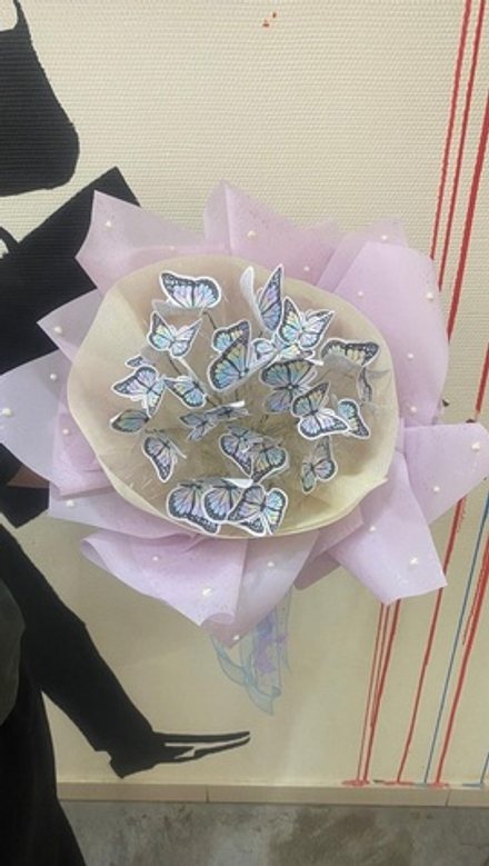 Букет с бабочками и подсветкой