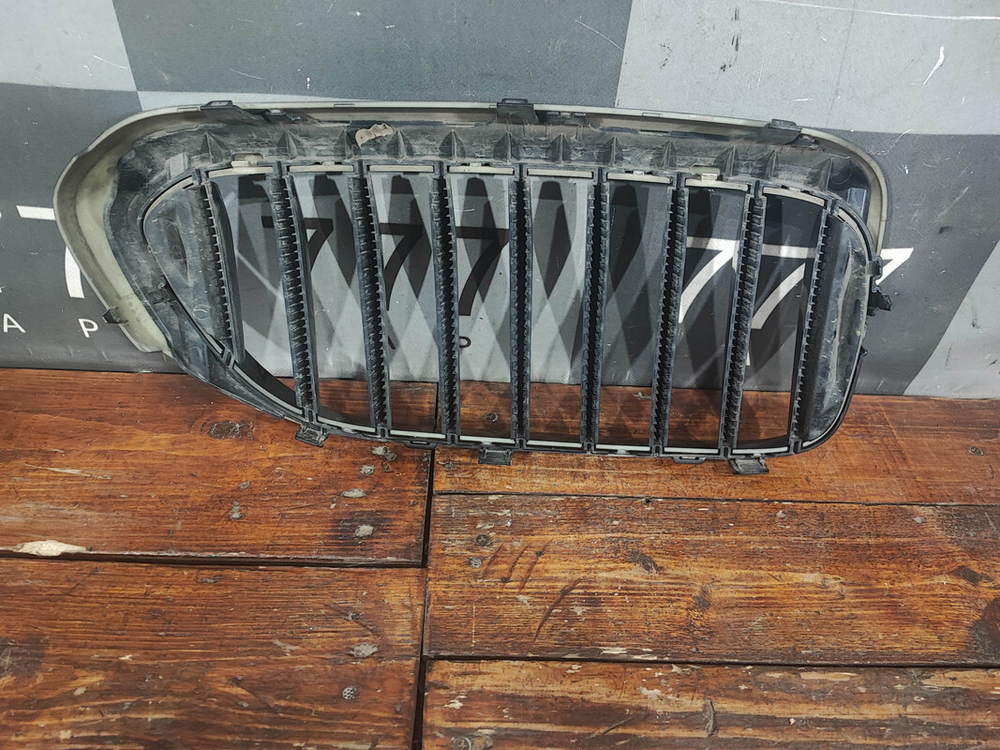 Решетка радиатора левая BMW 5-Series (G30) 17-20 Б/У Оригинал 51137383519