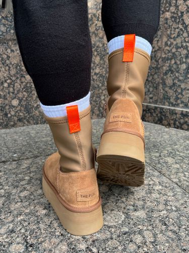 Высокие бежевые угги с неопреновым голенищем