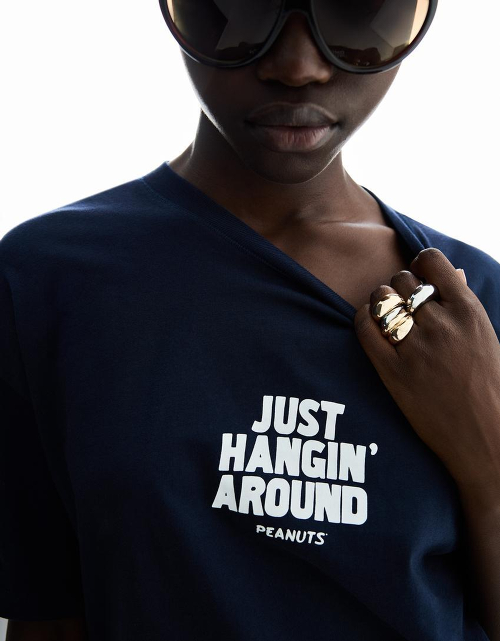 BERSHKA Футболка с коротким рукавом и принтом Peanuts, темно-синий