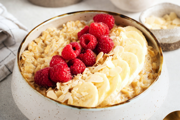 Овсяная каша на молоке с бананом и малиной Овсяная каша на молоке с бананом и малиной