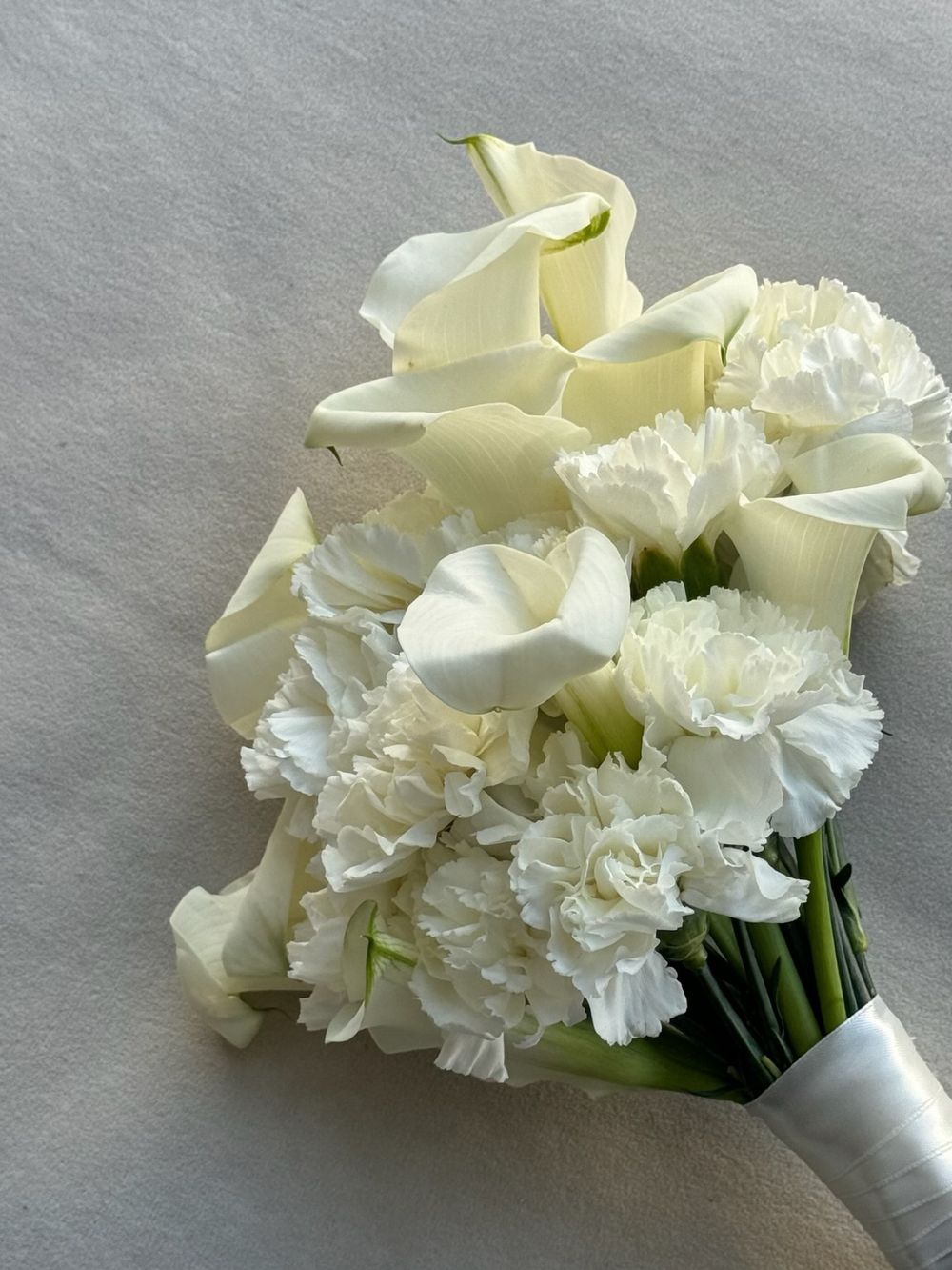 Свадебный букет из калл и диантусов