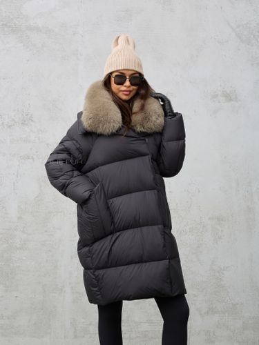 Удлиненный черный пуховик с меховым воротником