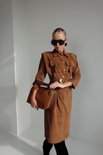 Платье из спандекса с акцентными плечами и карманами