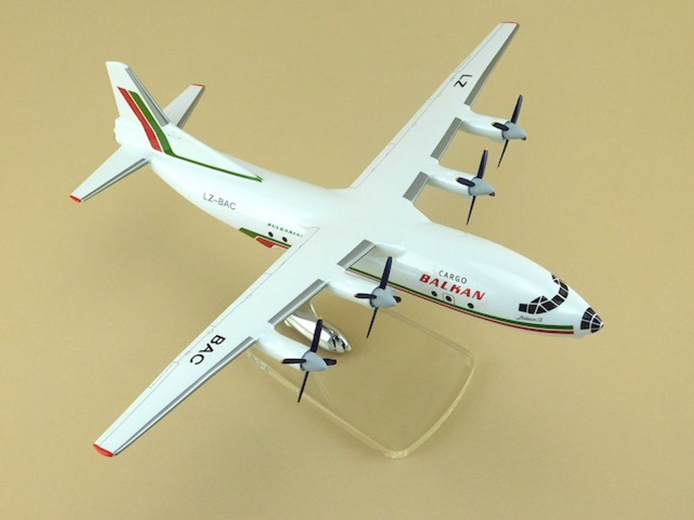 Модель самолета Ан-12 (М1:100, Balkan)