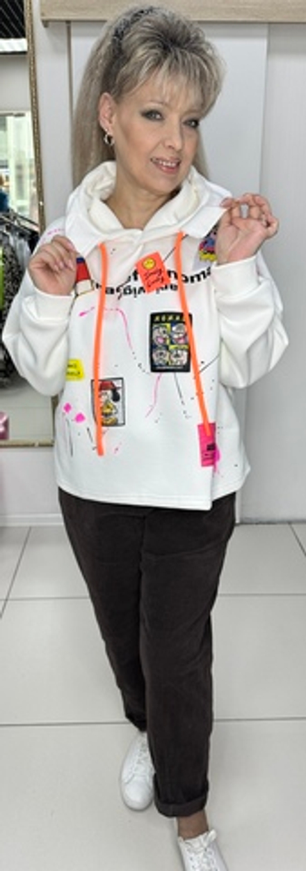 Белая толстовка-худи с ярким принтом и капюшоном