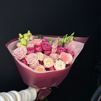 Букет из микса роз, диантусов и эустомы