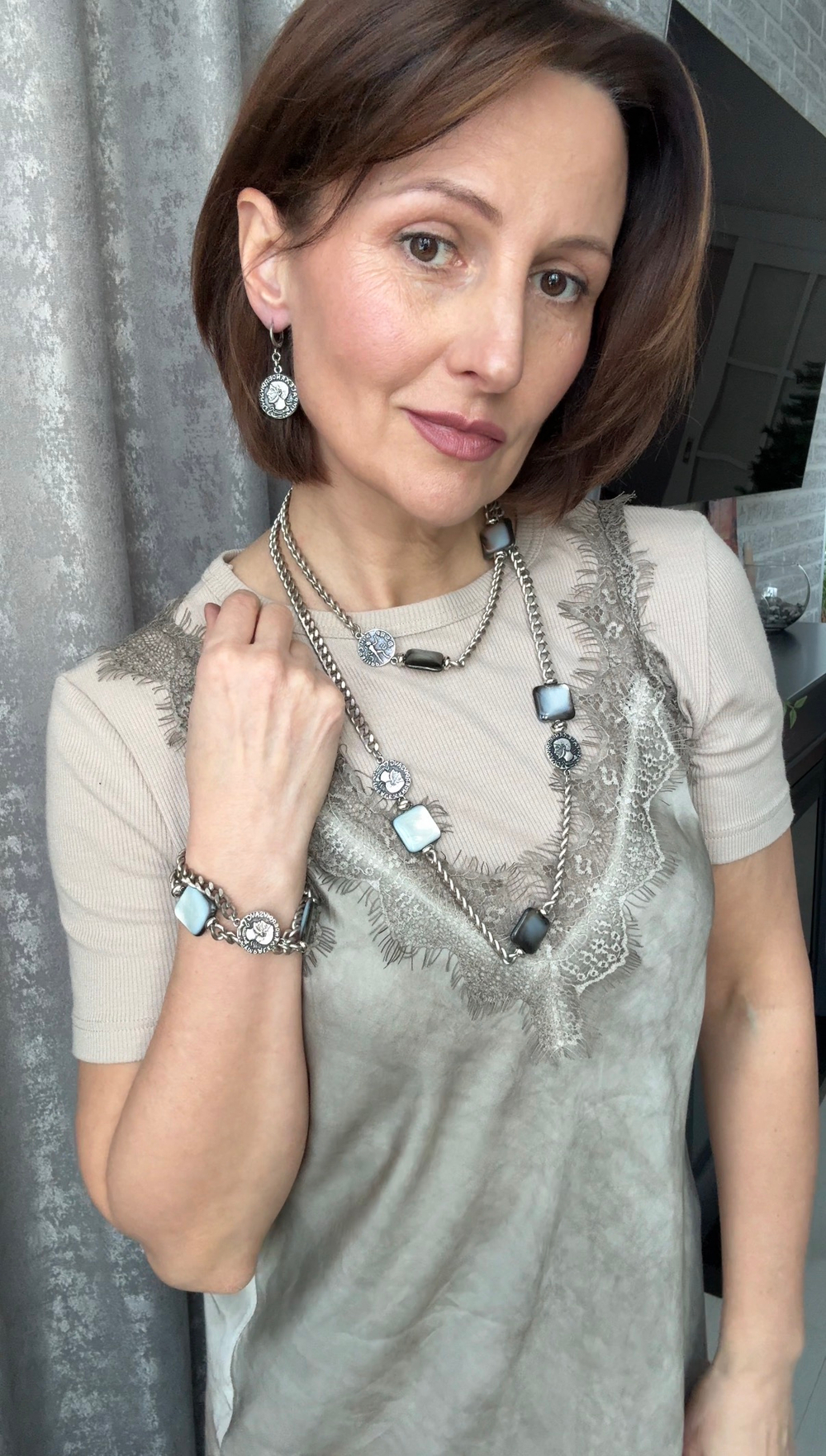 Колье длинная цепь с монетами и темным квадратным перламутром, оттенок серебро