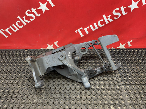 Кронштейн усилителя бампера правый 2018г