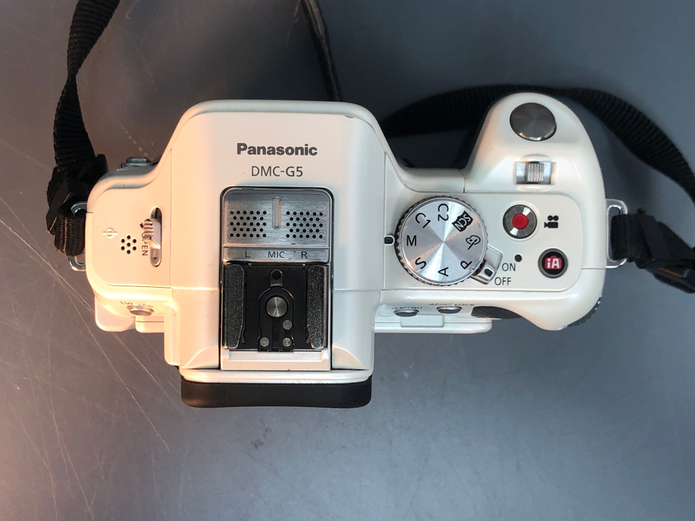 Panasonic DMC-G5 Kit 14-42mm, внизу след от штатива