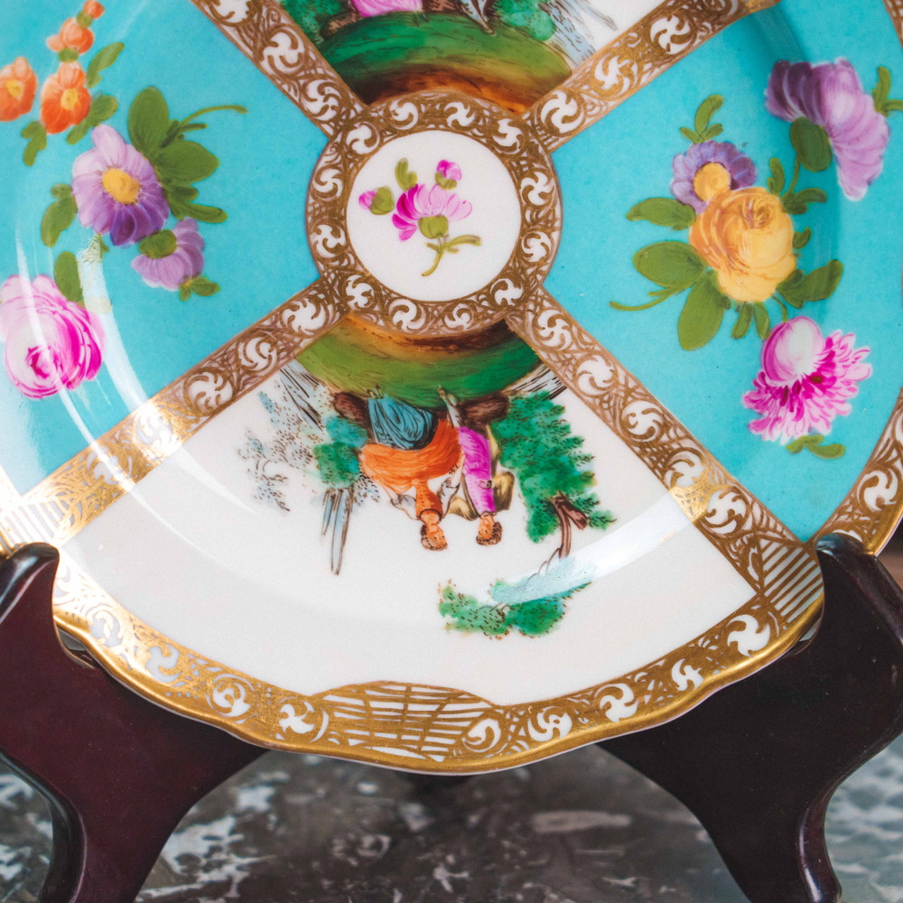 Декоративная тарелка с галантными сценами и цветочным орнаментом