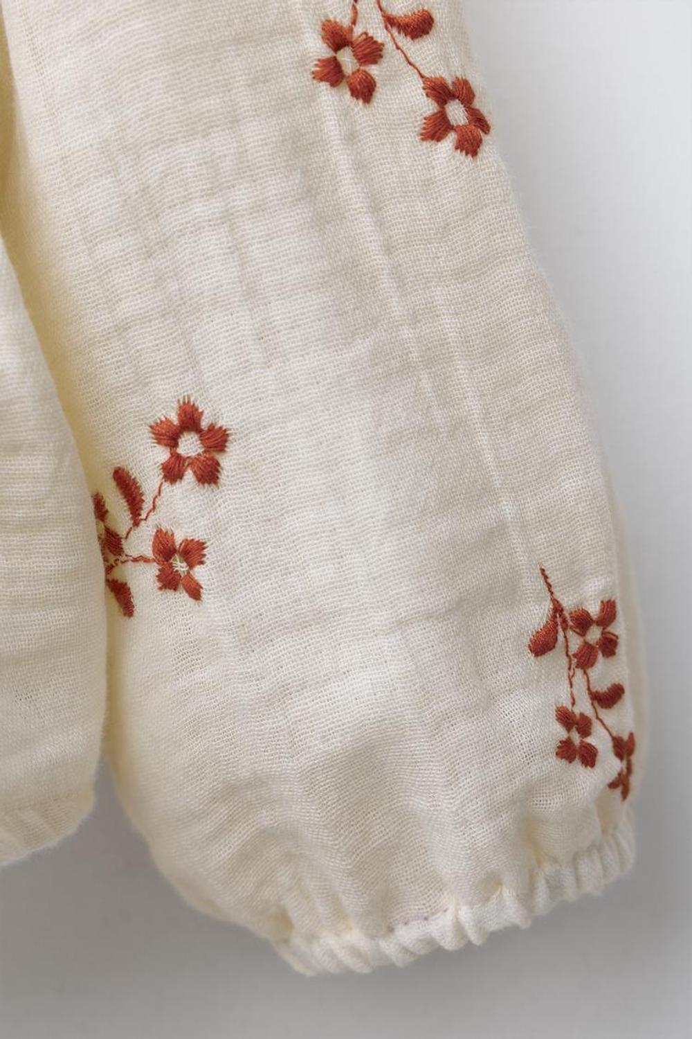 ZARA БЛУЗА С ВЫШИТЫМИ ЦВЕТАМИ И КРУЖЕВОМ, ЭКРЮ