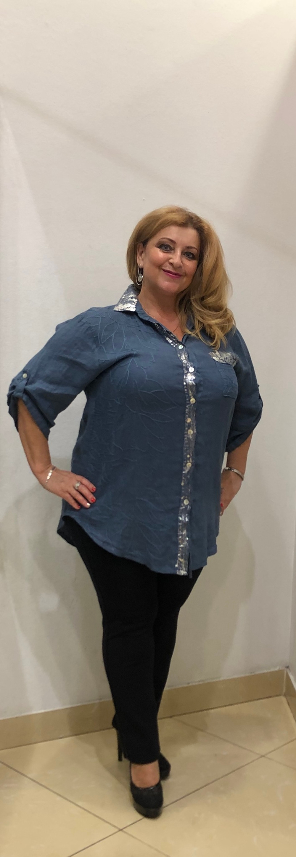 Льняной блузон-рубашка с регулируемым рукавом и "напылением"