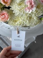 Букет из кустовых динтусов, кустовых роз, маттиолы и хризантемы