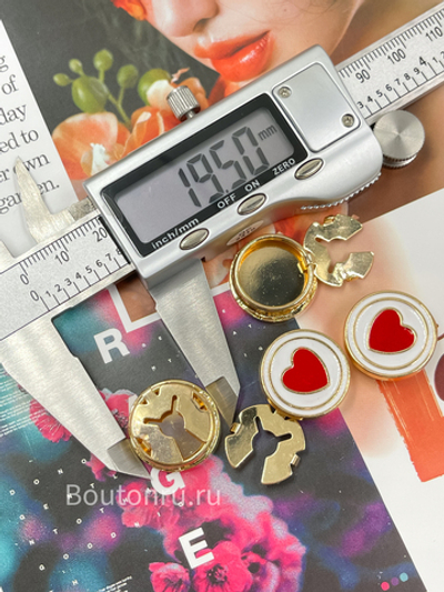 Накладка на пуговицу золотистая с белой эмалью и красным сердцем (клипса)