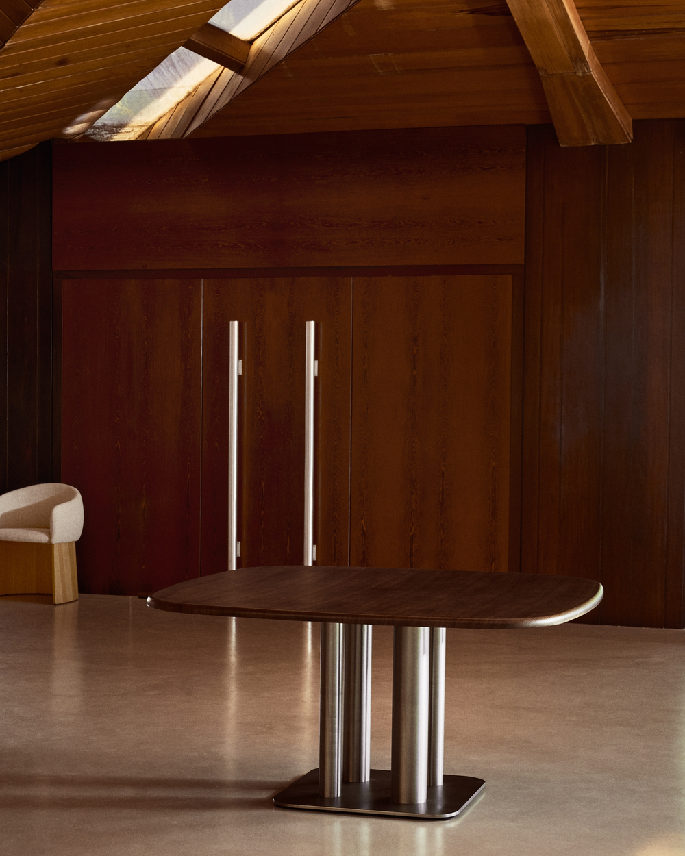 Стол Melvar из 100% орехового шпона с основанием из стали 150 x 150