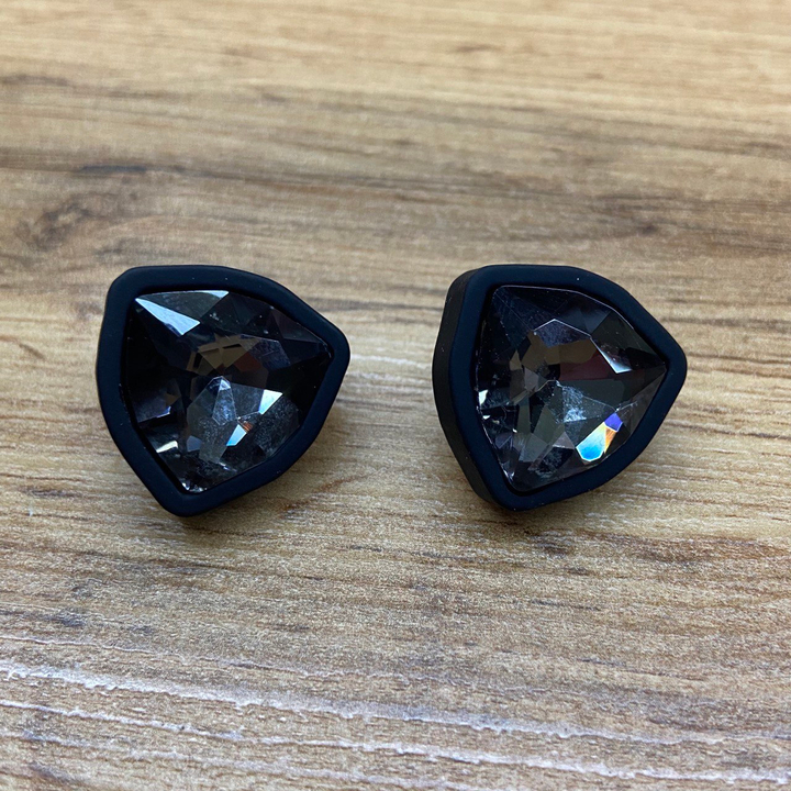 Серьги-гвоздики Fashion кристалл серый в оправе треугольник округлый пластик цвет черный