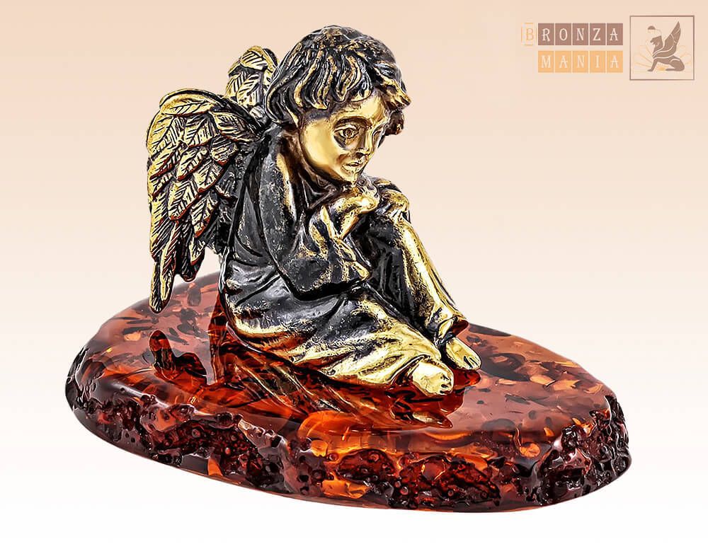 фигурка Ангел грустный на янтаре