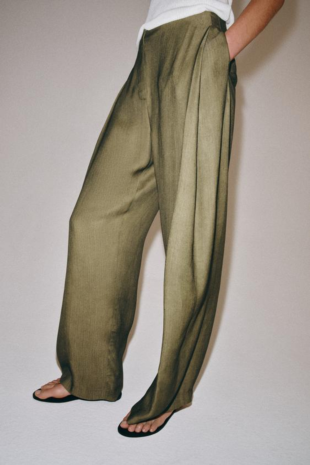 ZARA СТРУЯЩИЕСЯ БРЮКИ — ZW COLLECTION, ТЕМНО-ОЛИВКОВЫЙ